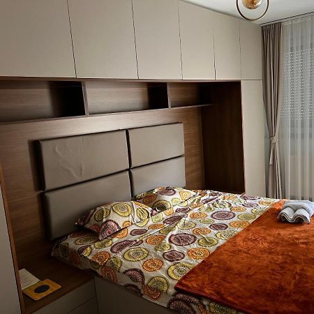 Elegant Apartment In City Centre Prishtine Bagian luar foto