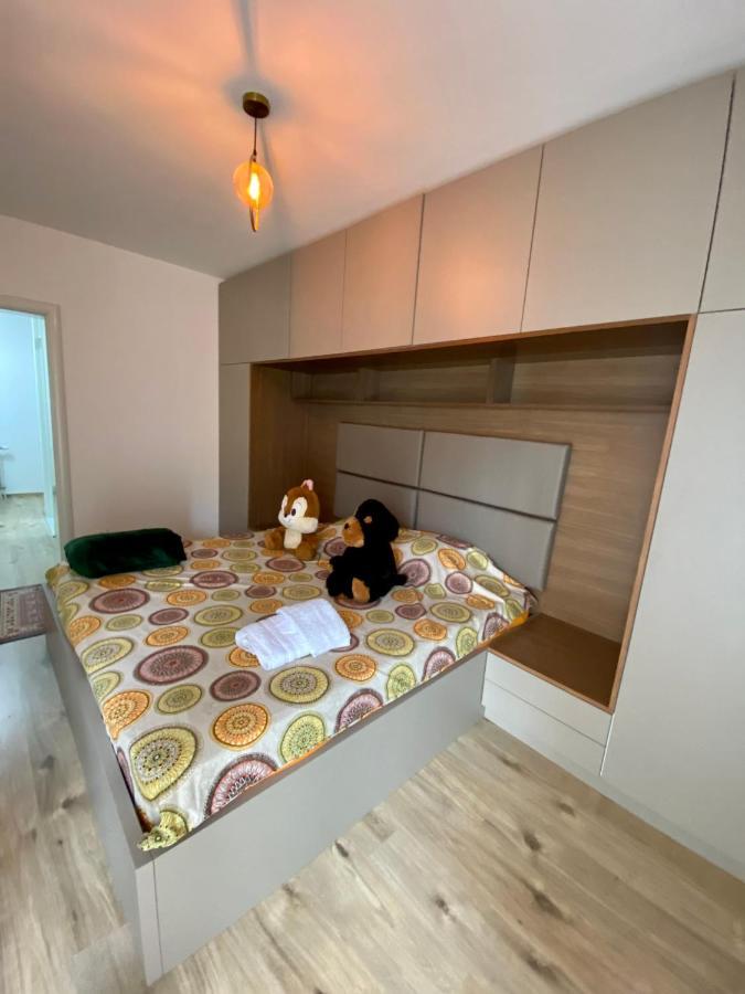 Elegant Apartment In City Centre Prishtine Bagian luar foto