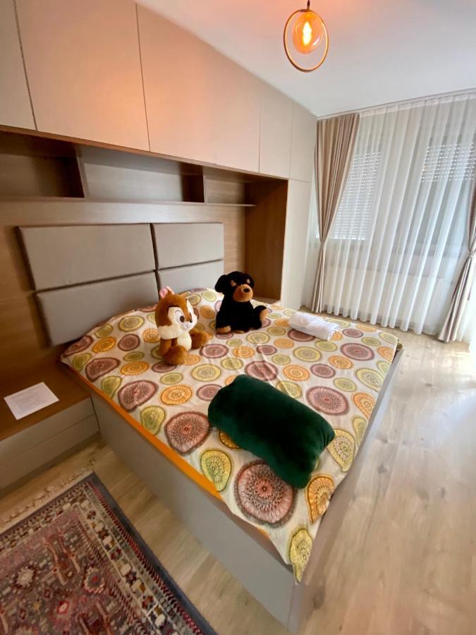 Elegant Apartment In City Centre Prishtine Bagian luar foto