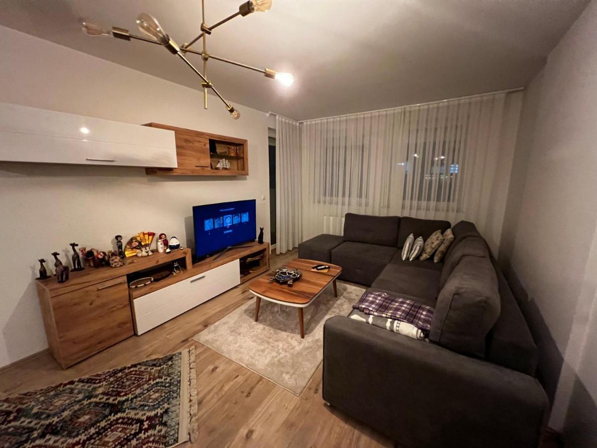 Elegant Apartment In City Centre Prishtine Bagian luar foto