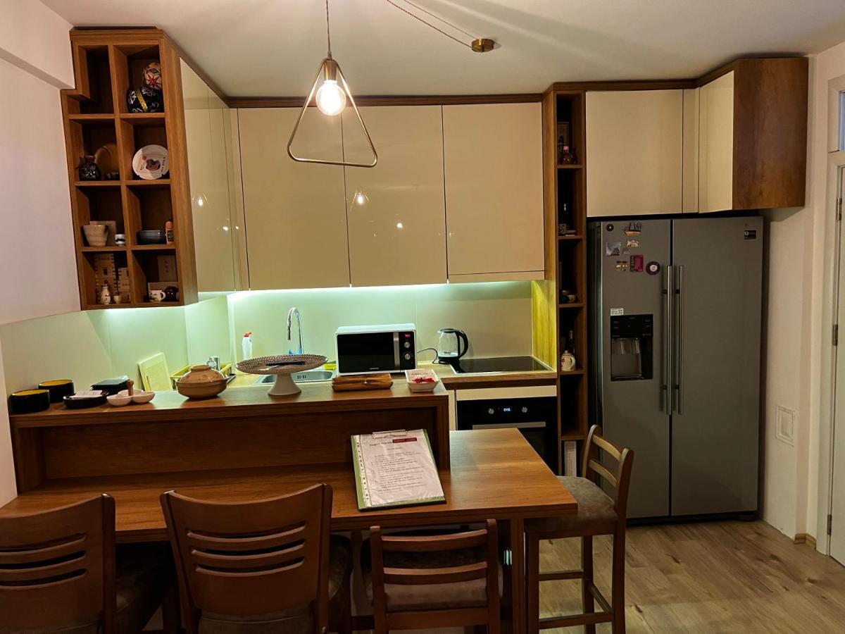 Elegant Apartment In City Centre Prishtine Bagian luar foto