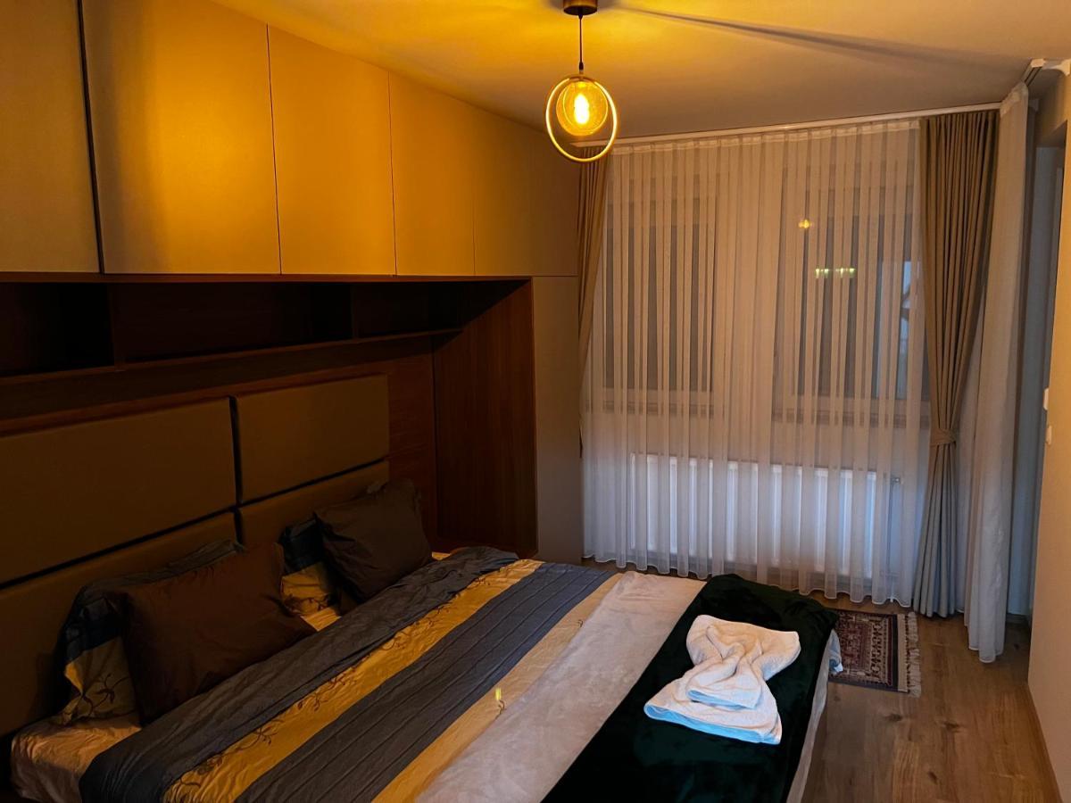 Elegant Apartment In City Centre Prishtine Bagian luar foto