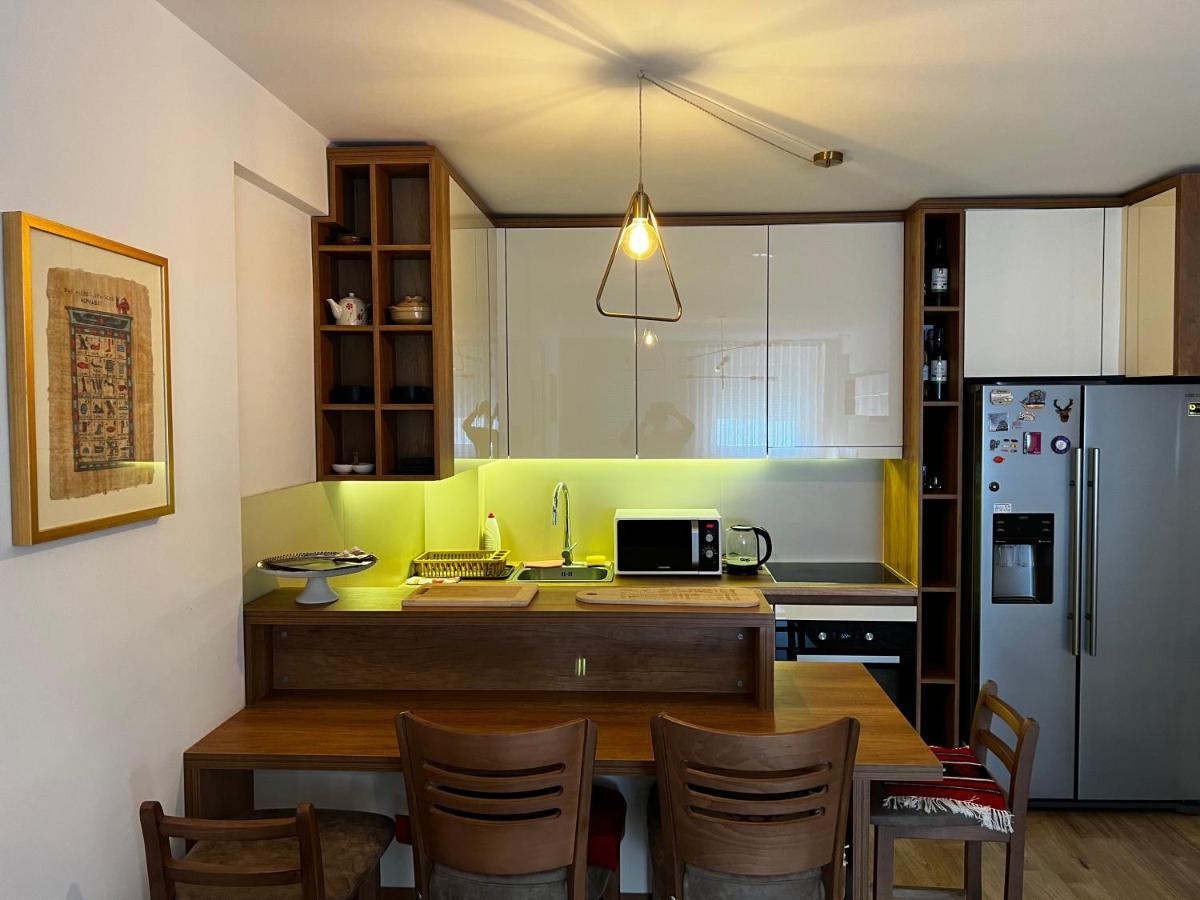 Elegant Apartment In City Centre Prishtine Bagian luar foto
