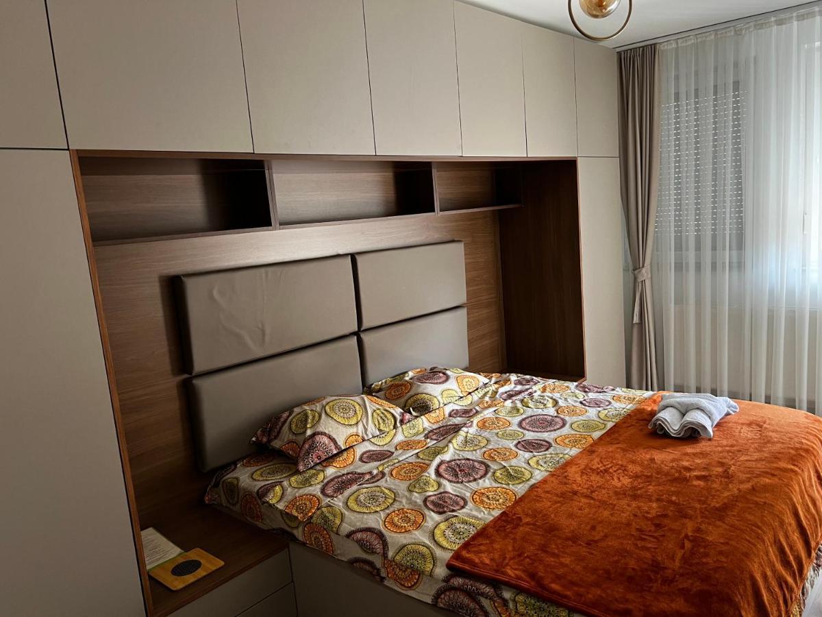 Elegant Apartment In City Centre Prishtine Bagian luar foto