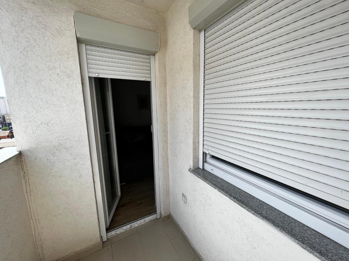 Elegant Apartment In City Centre Prishtine Bagian luar foto