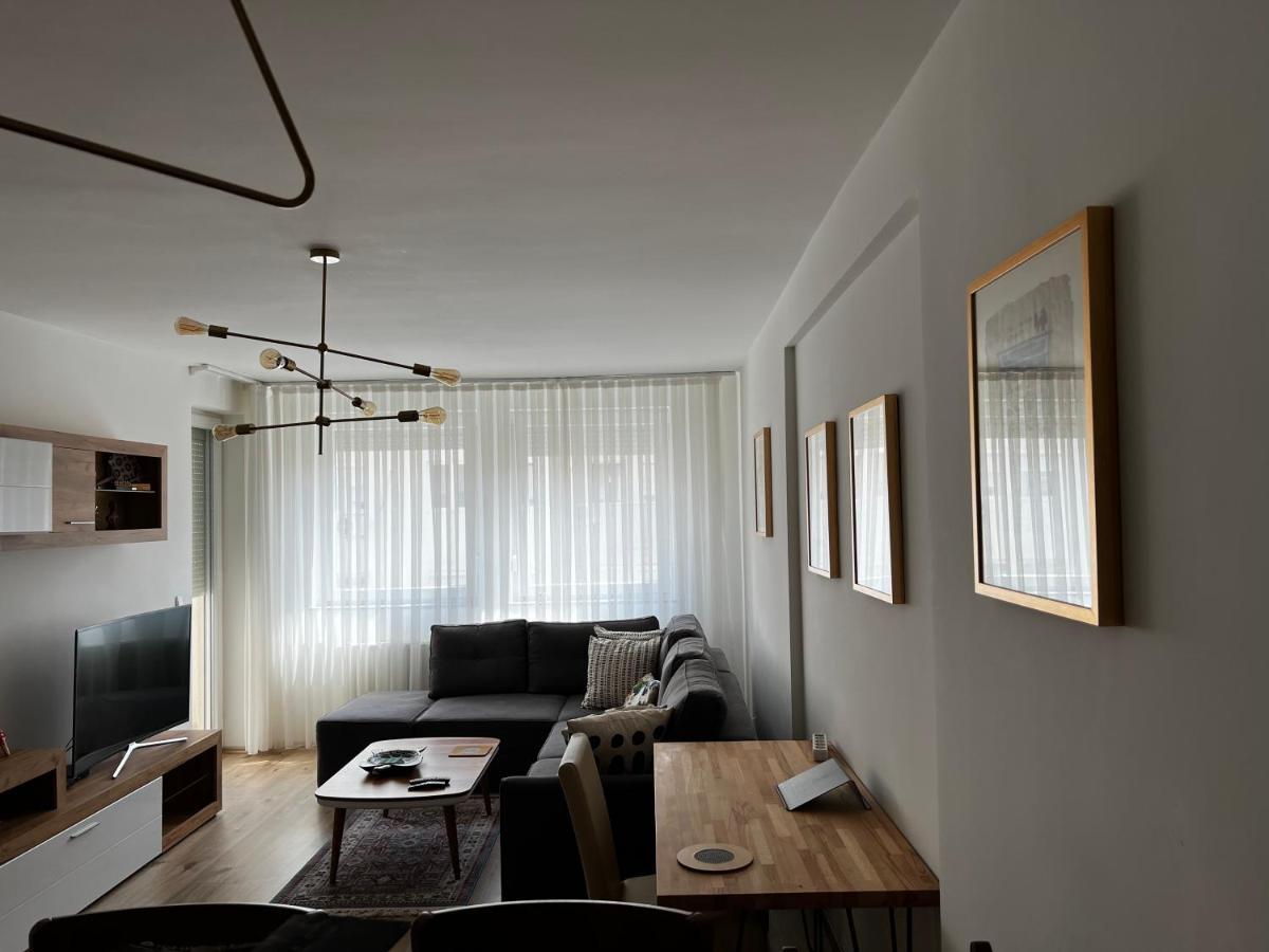 Elegant Apartment In City Centre Prishtine Bagian luar foto
