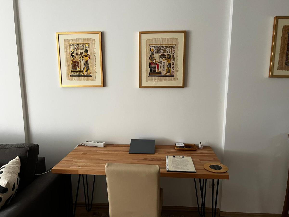 Elegant Apartment In City Centre Prishtine Bagian luar foto