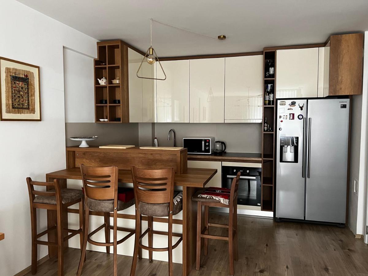 Elegant Apartment In City Centre Prishtine Bagian luar foto