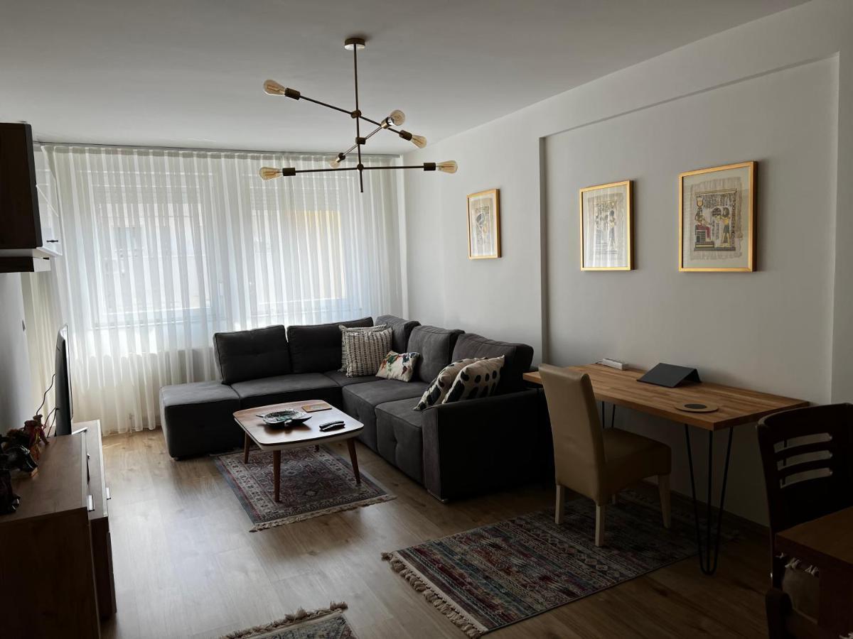 Elegant Apartment In City Centre Prishtine Bagian luar foto