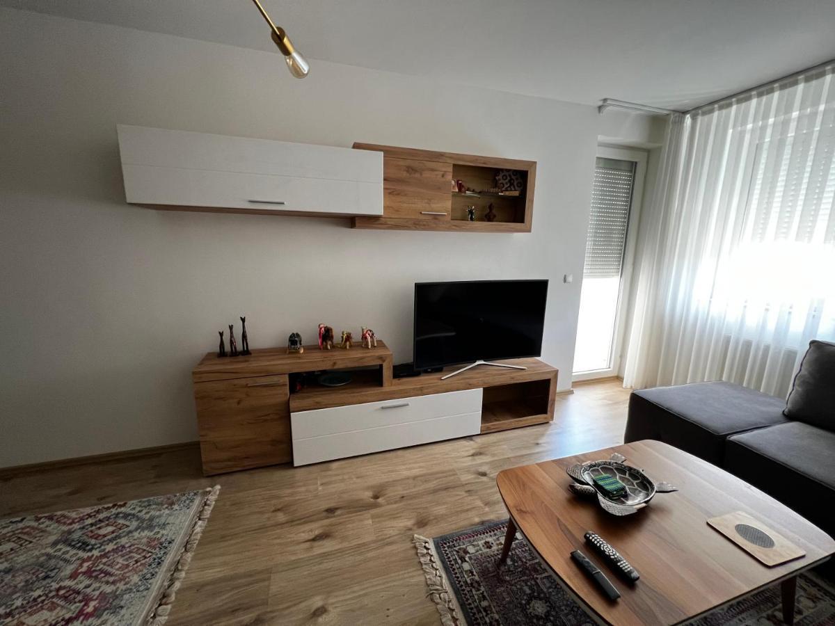 Elegant Apartment In City Centre Prishtine Bagian luar foto