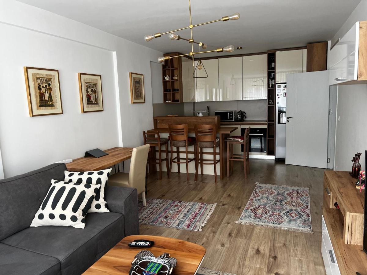 Elegant Apartment In City Centre Prishtine Bagian luar foto