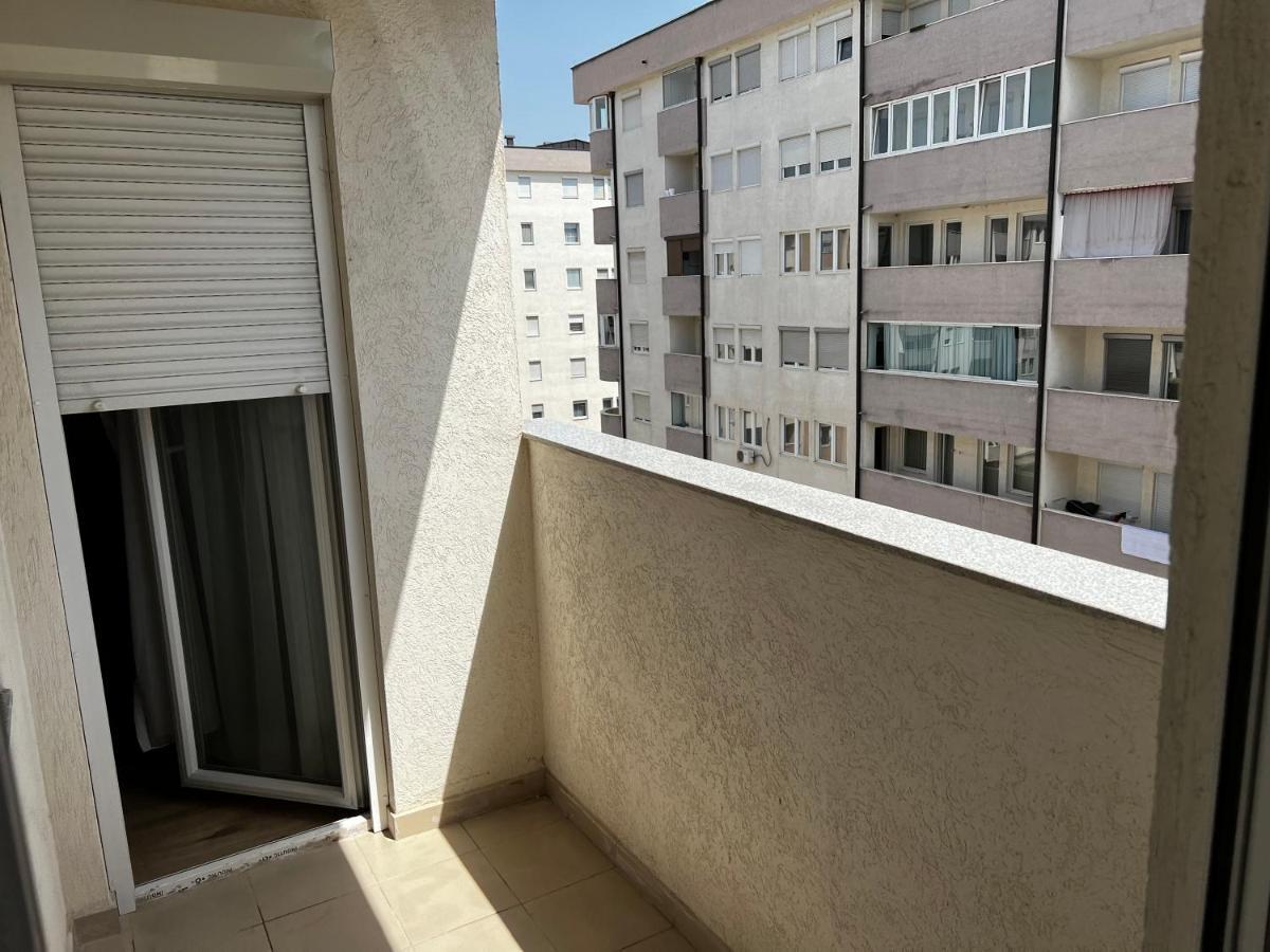 Elegant Apartment In City Centre Prishtine Bagian luar foto