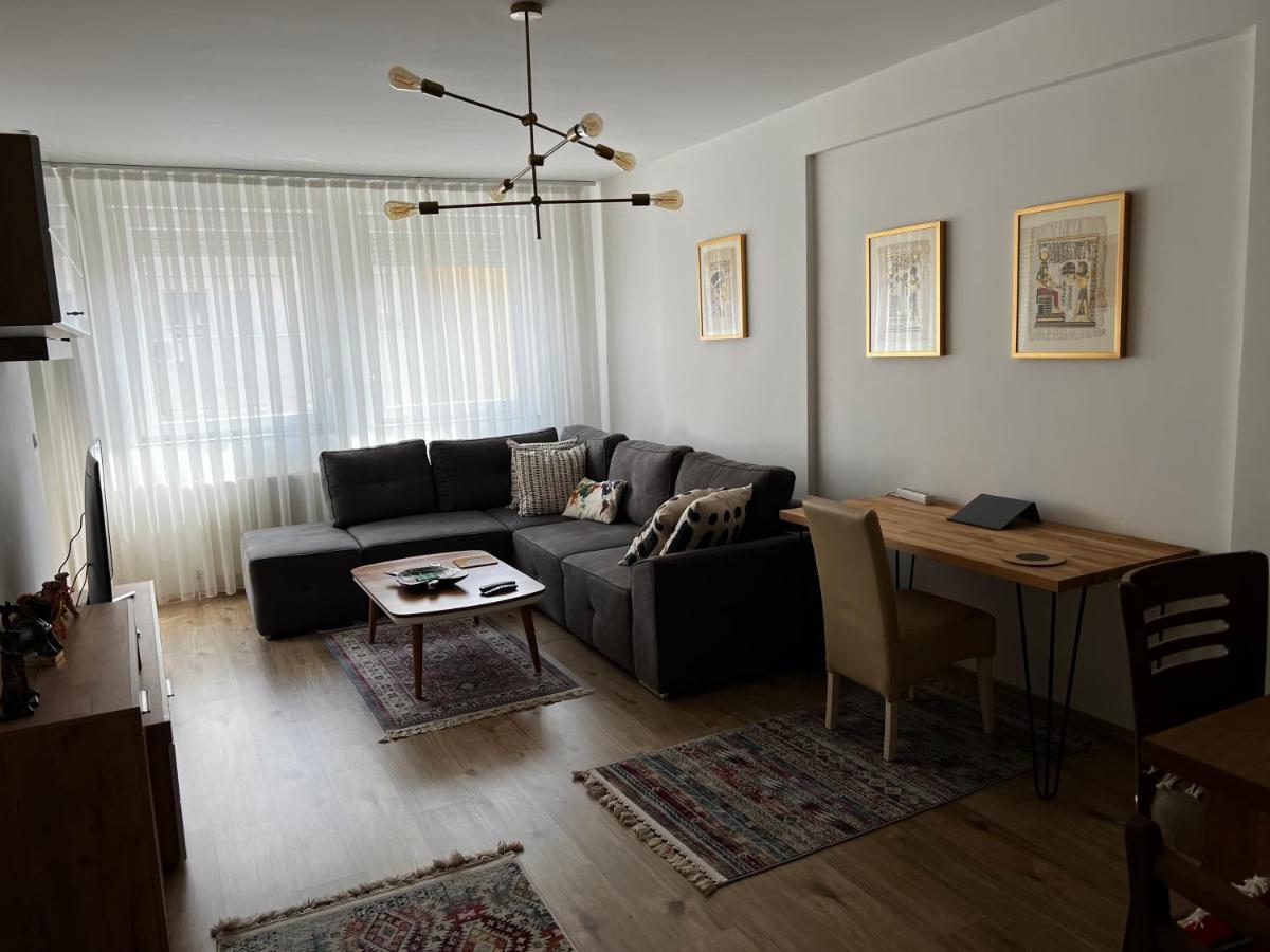 Elegant Apartment In City Centre Prishtine Bagian luar foto