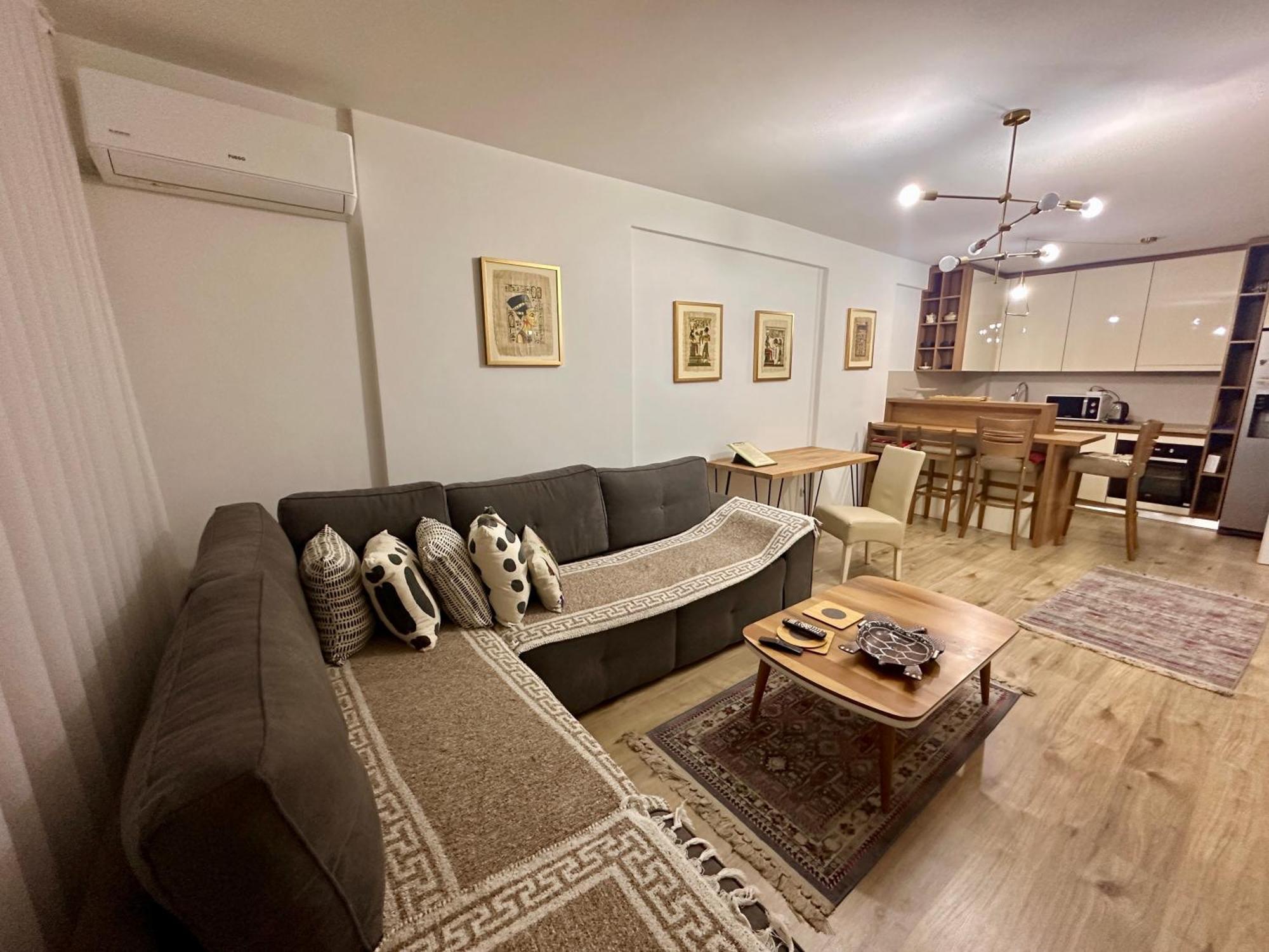 Elegant Apartment In City Centre Prishtine Bagian luar foto