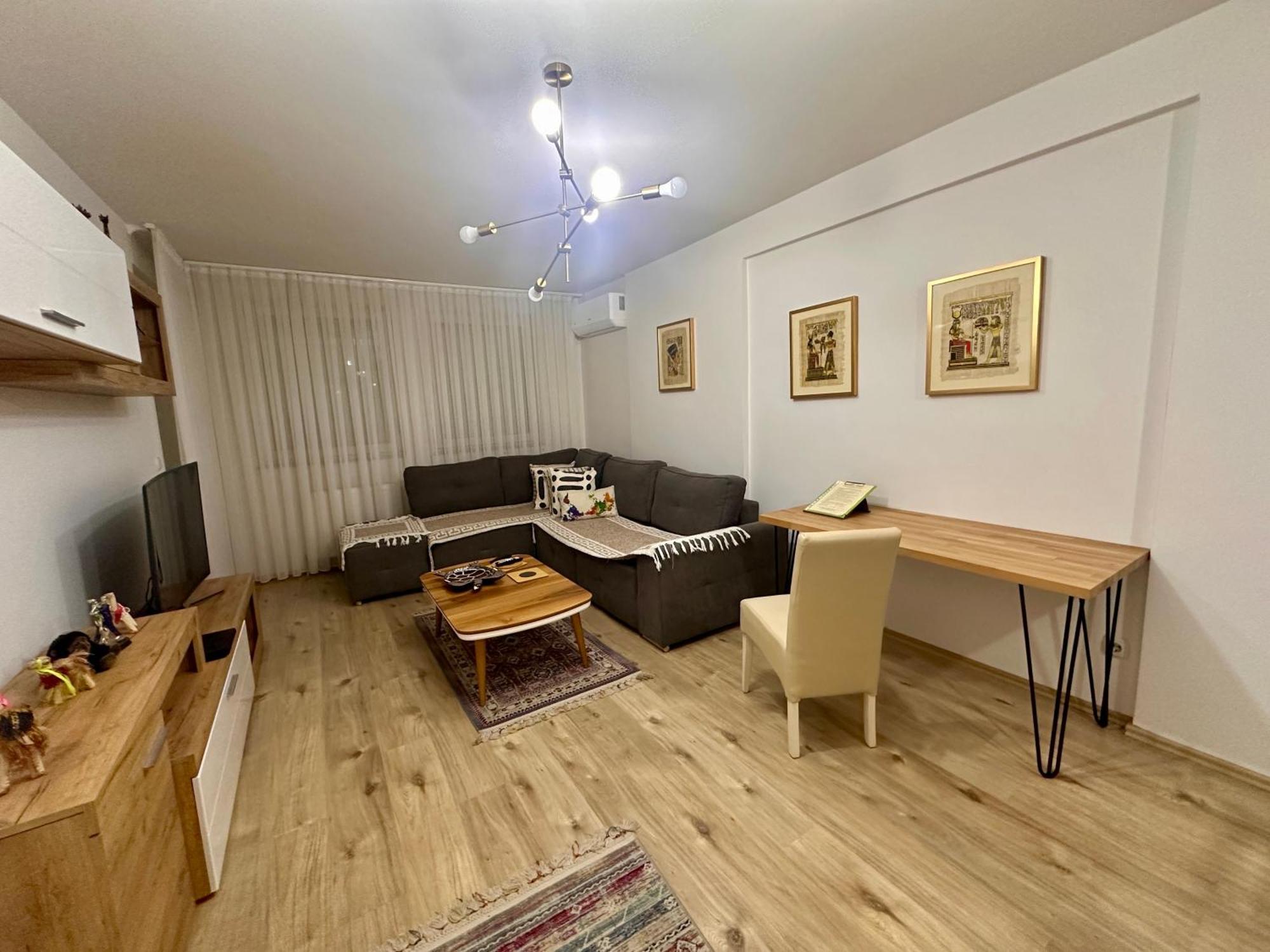 Elegant Apartment In City Centre Prishtine Bagian luar foto
