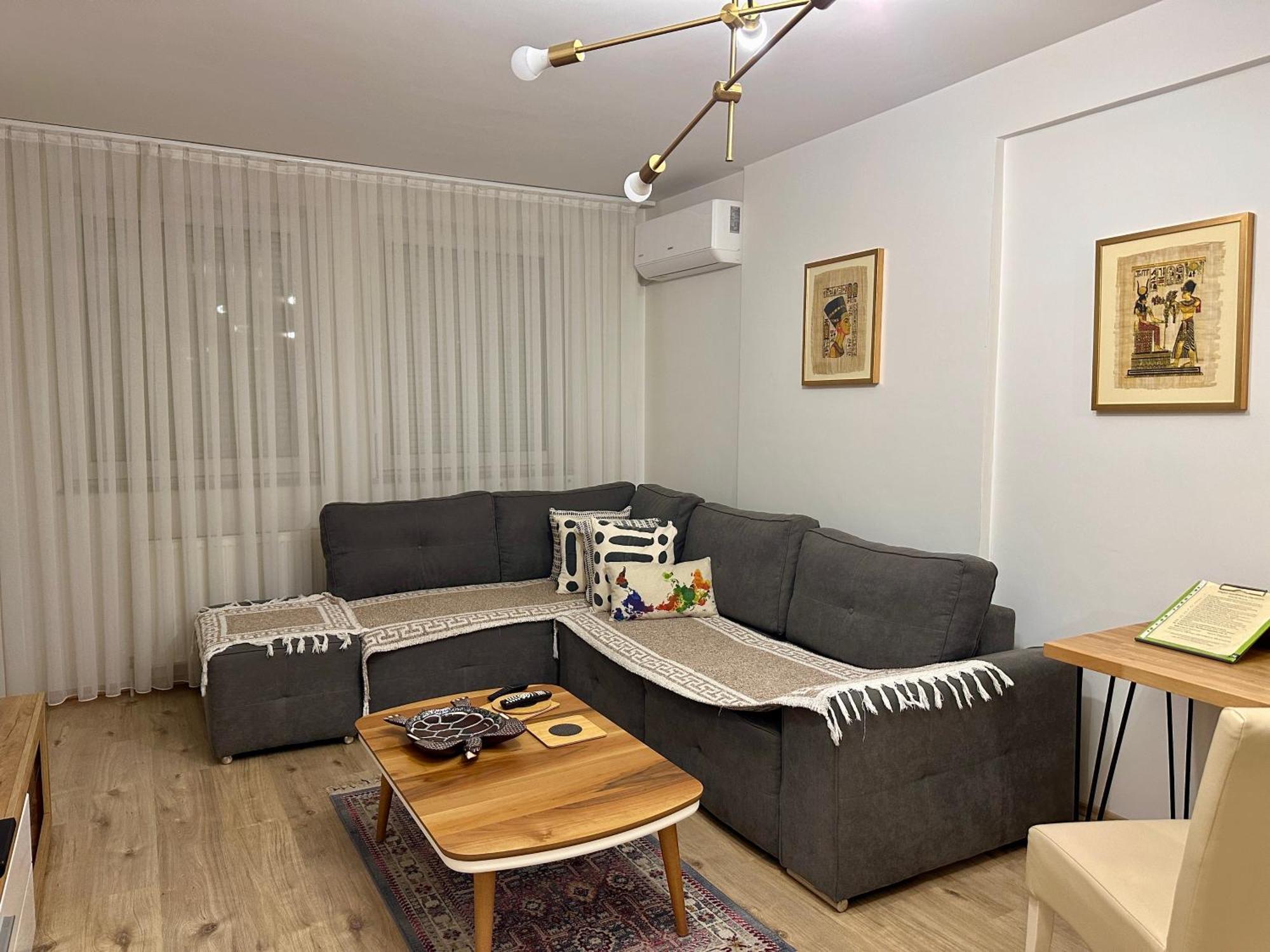 Elegant Apartment In City Centre Prishtine Bagian luar foto
